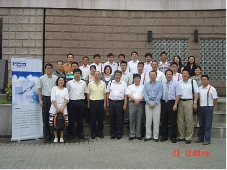 学员在上海财经大学MBA学院门前合影